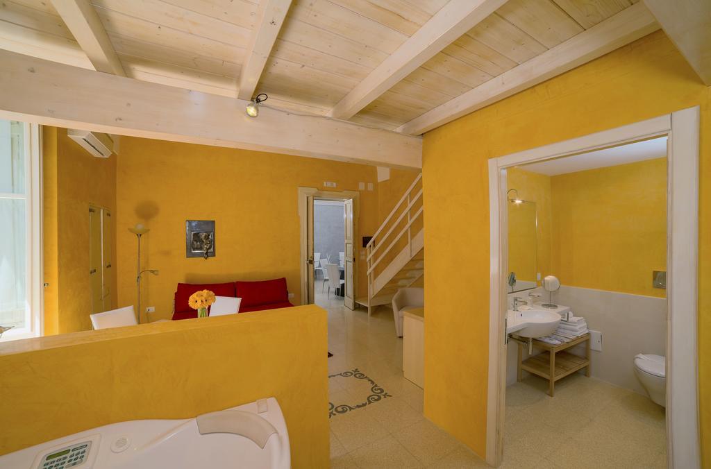 Relais Carlo V - Palazzo Storico Bed & Breakfast Gallipoli Bilik gambar